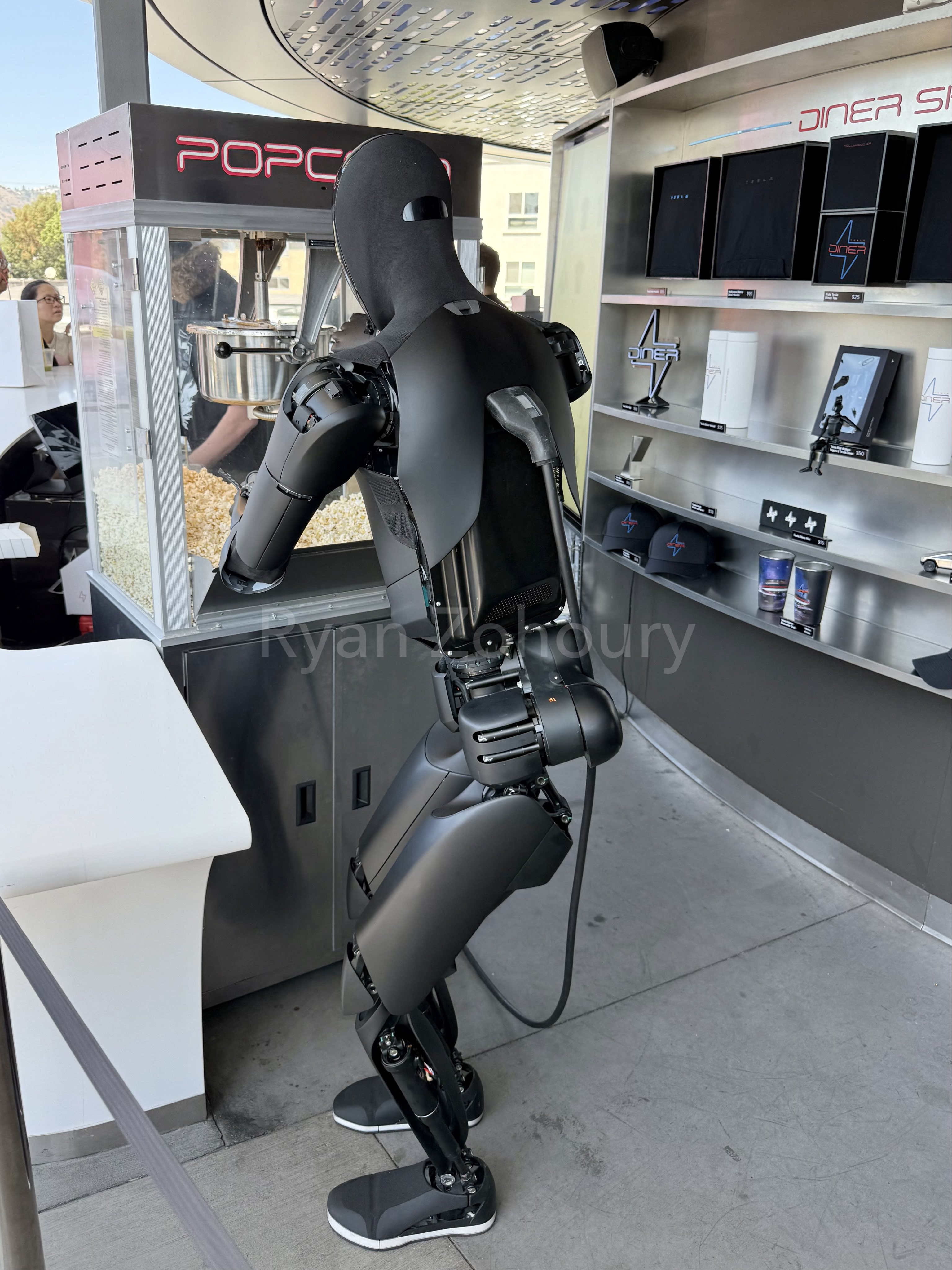 在特斯拉Diner餐厅给小朋友铲爆米花的那个Optimus机器人，可以边