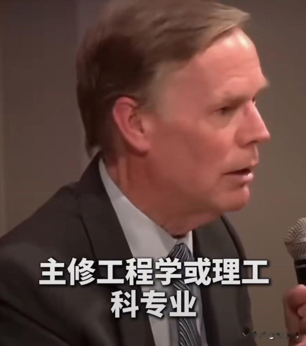 美国前驻华大使伯恩斯说：“我们都低估了中国。从北京到上海的高铁我坐过，1000多