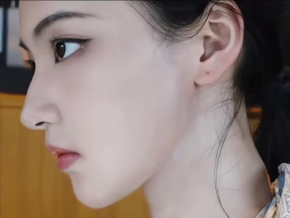 不得不承认，年轻姑娘的状态，是多少著名的中年名媛，即使有多少钱都无法获得的资本。