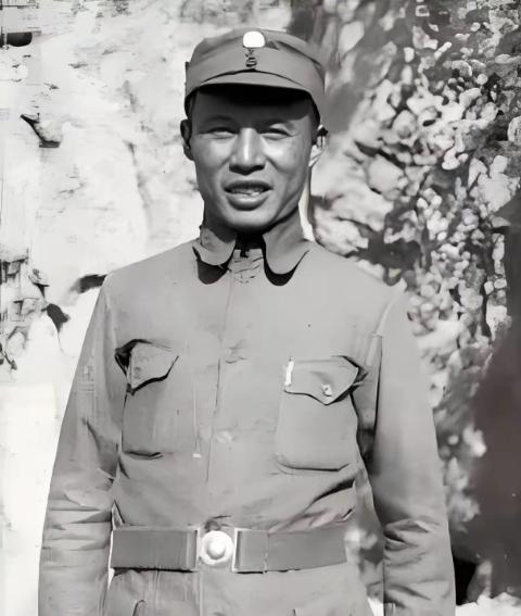 1942年河北，700名八路军让1800个日军给围了，有个日本兵瞅准混乱钻进队伍
