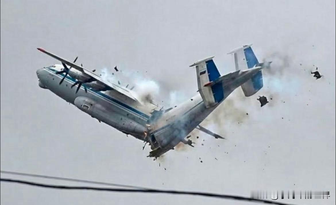 光看图就有一种绝望感。俄罗斯安-22运输机坠毁前的解体瞬间，拦腰折断。1