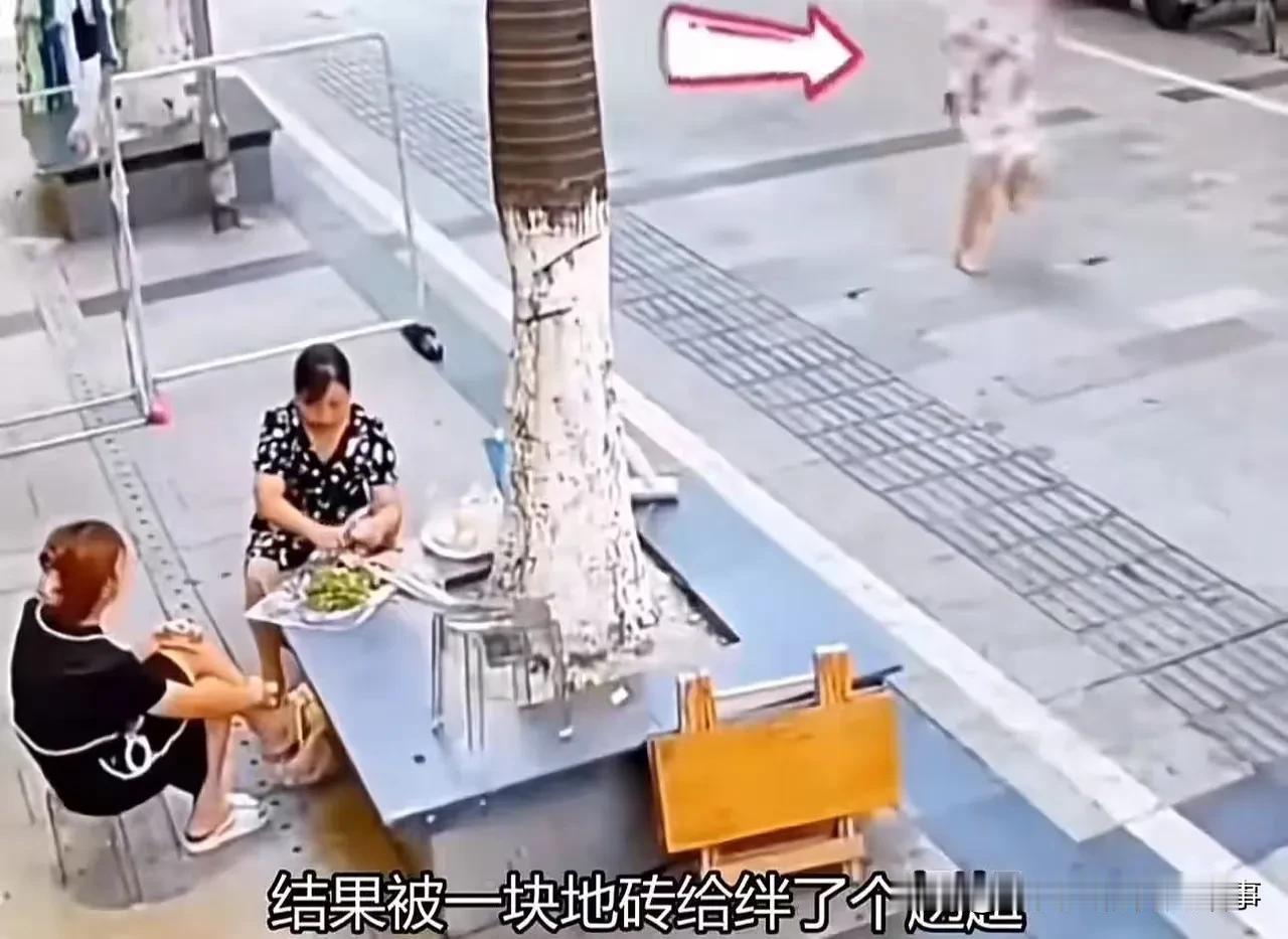 自己走路被地砖绊倒，转头怒掀路人饭桌！蛮不讲理惹众怒大中午街头人来人往，一