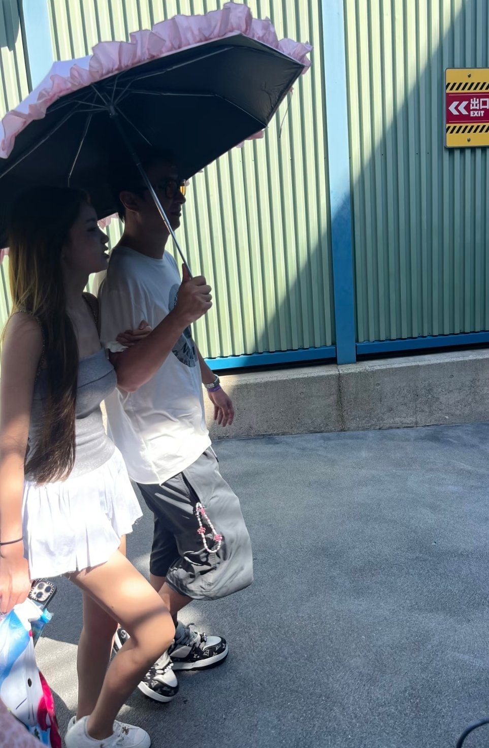 网友今天在大阪环球影城偶遇王思聪，好少女心的手机链[笑着哭]​​​