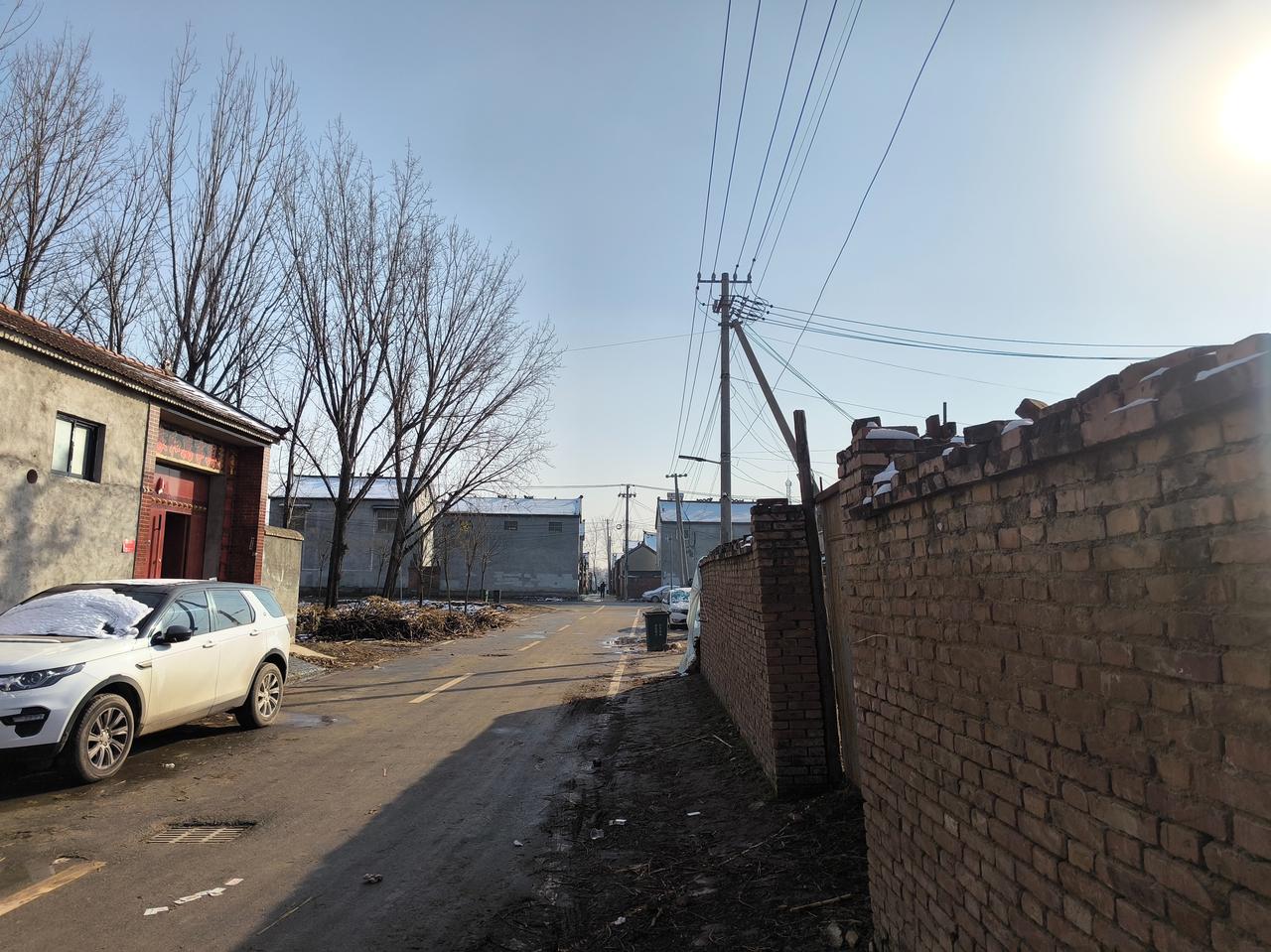 我是农村考出来的985，马上四十，还在啃老。晚上下班后，从地铁口出来，已经错