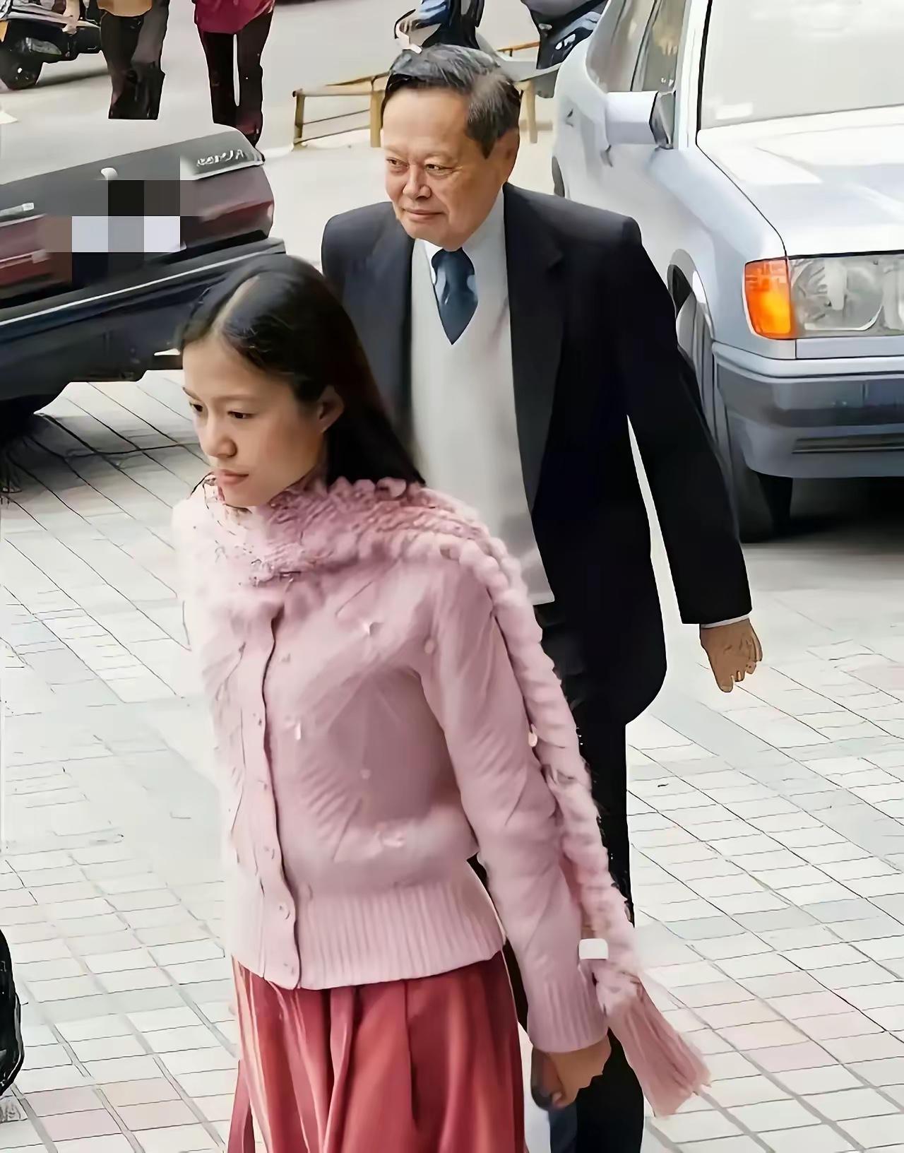 杨先生跟翁小姐去登记结婚的珍贵照片！！那是2004年，杨先生82岁，翁小姐28