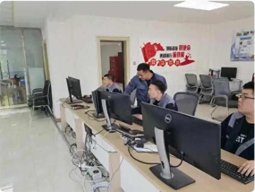东北人扛不住了。10月10日，哈尔滨全市正式开栓供热，比往年足足提前10天。