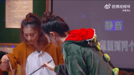 哈哈，谭松韵也叫工作室废贴，那咱们以后也跟着蒸煮这样叫吧！举着牌子的应该就是