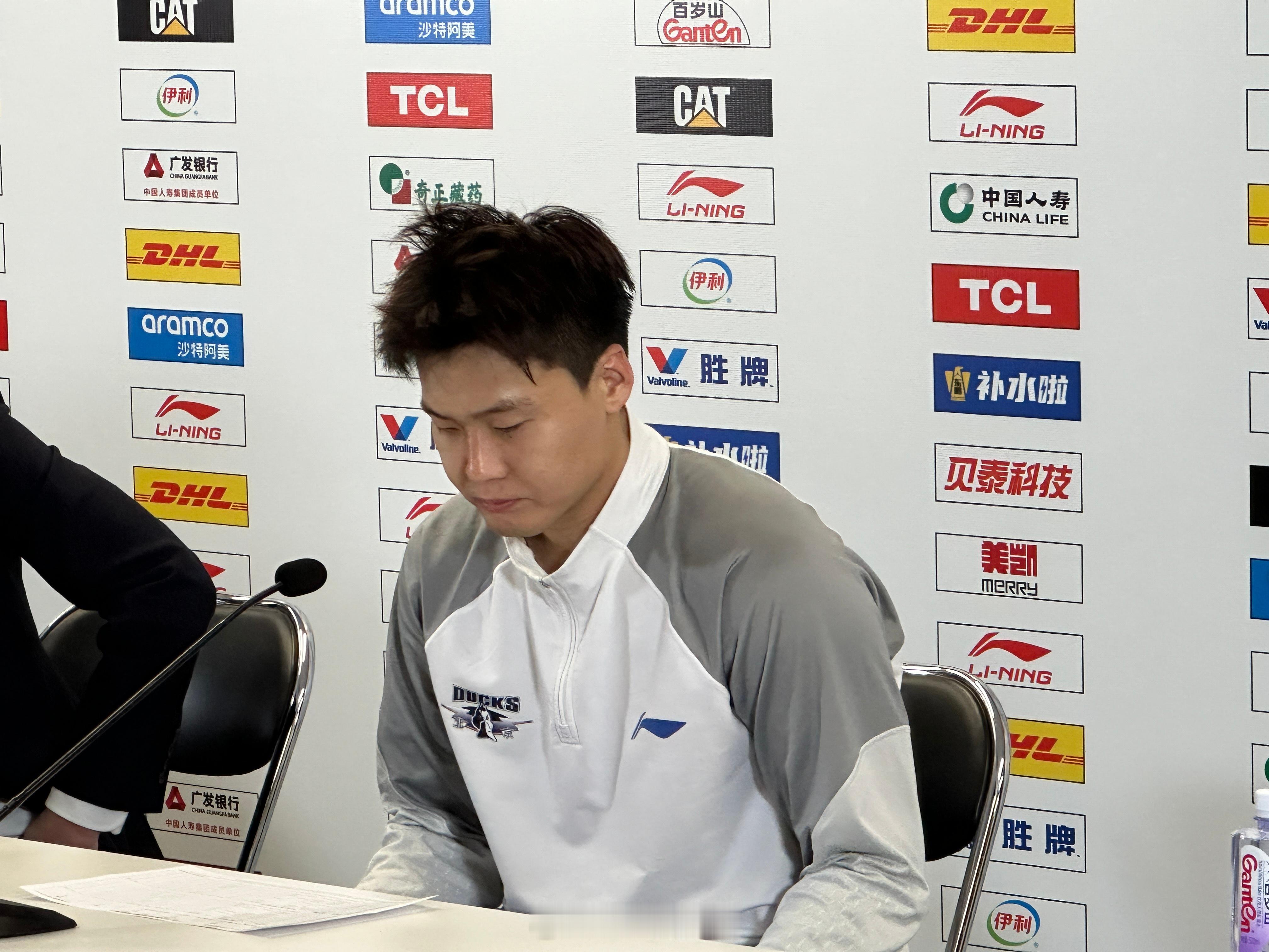 北京男篮vs青岛男篮赵睿总结比赛，他对于自己最后的罚球还是很自责，也希望大家发