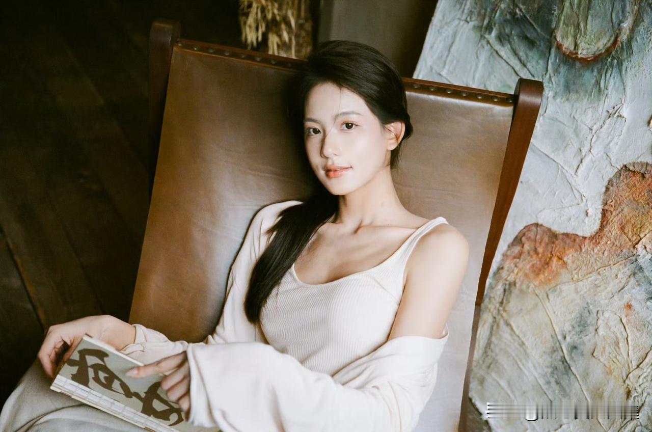 怎样穿搭才有女王范?想要穿出女王范，不同单品搭配有不同秘诀。日常白T配牛仔裤