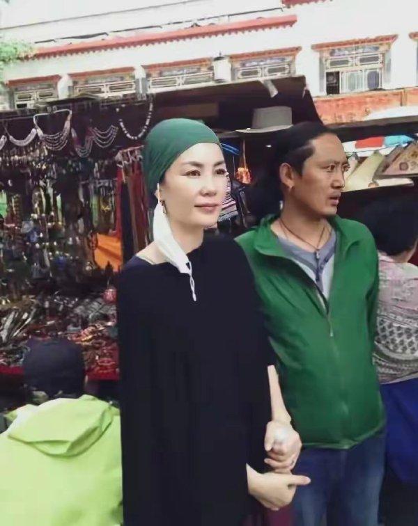 最近王菲去西藏旅游了，她这回搭配的非常的简洁，看上去特别的高贵，而且很有特色。