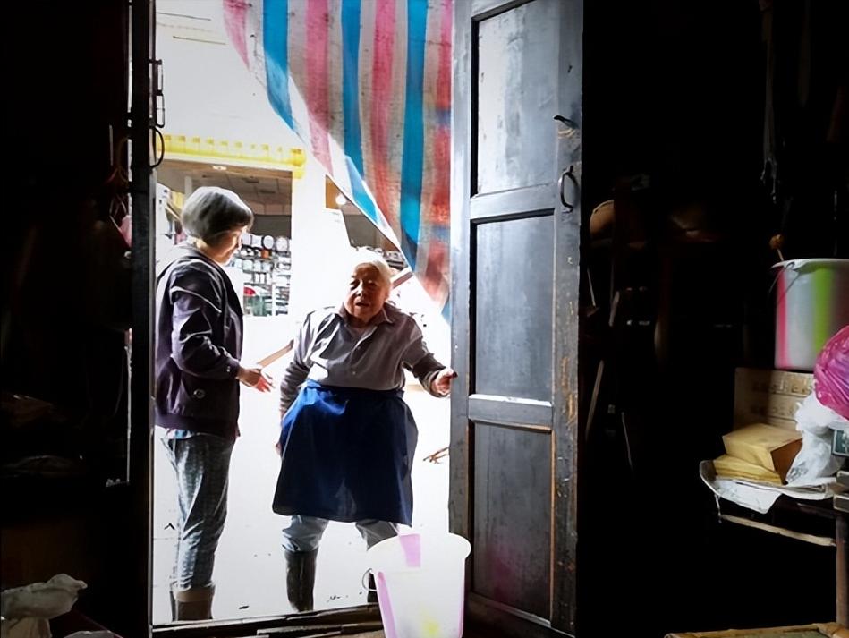 凌晨4点父亲突然离世，女子慌了神，邻居哥哥1分钟就赶到！四川，一女子发