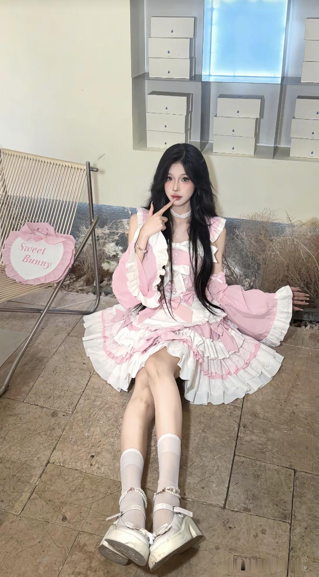 这姑娘的洛丽塔装扮真可爱。洛丽塔少女装
