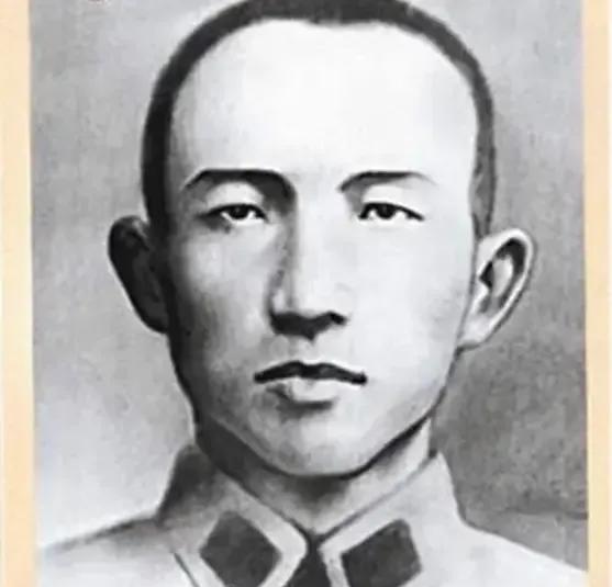 1935年，王耀武俘虏了一个红军师长，审讯时发现他衣衫破烂不堪，浑身上下只有一个