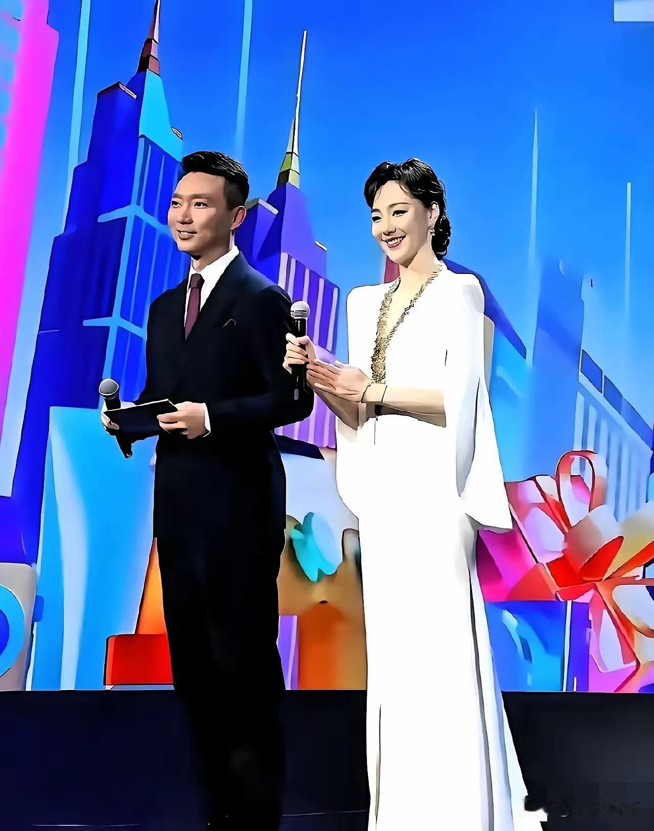 央视又出圈！康辉搭档的女主持，颜值惊呆路人，网友：这才是央视该有的脸！颜值与气质