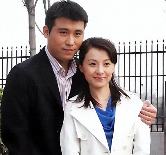 结婚二十年从不秀恩爱，李乃文与导演妻子杨婷，为何活成了娱乐圈最稀罕的夫妻？