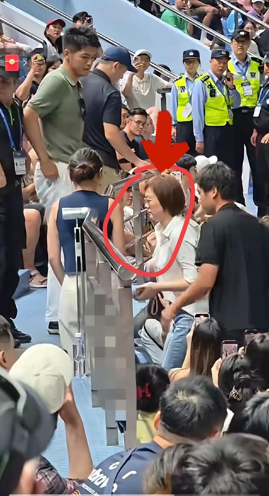 上海网球大师赛又有一名女士被驱逐出球场。这位女士在场边大“喊东亚病夫”，上海大师