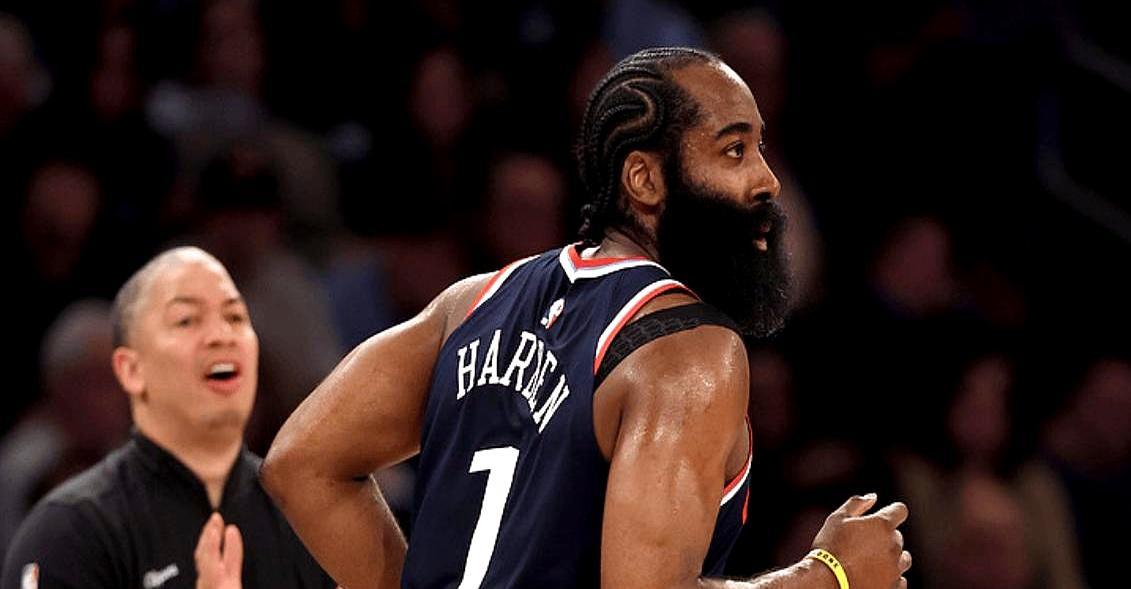 比尔只打6场就报销快船夏天用白菜价把比尔捡回家，结果刚捂热就碎了。髋骨骨折