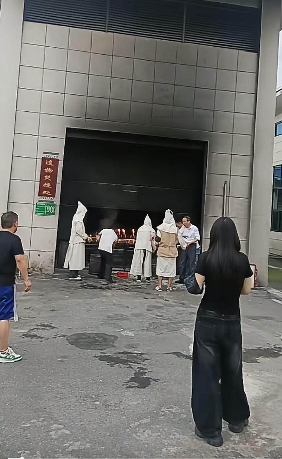 在这里上夜班，工资很高[doge]