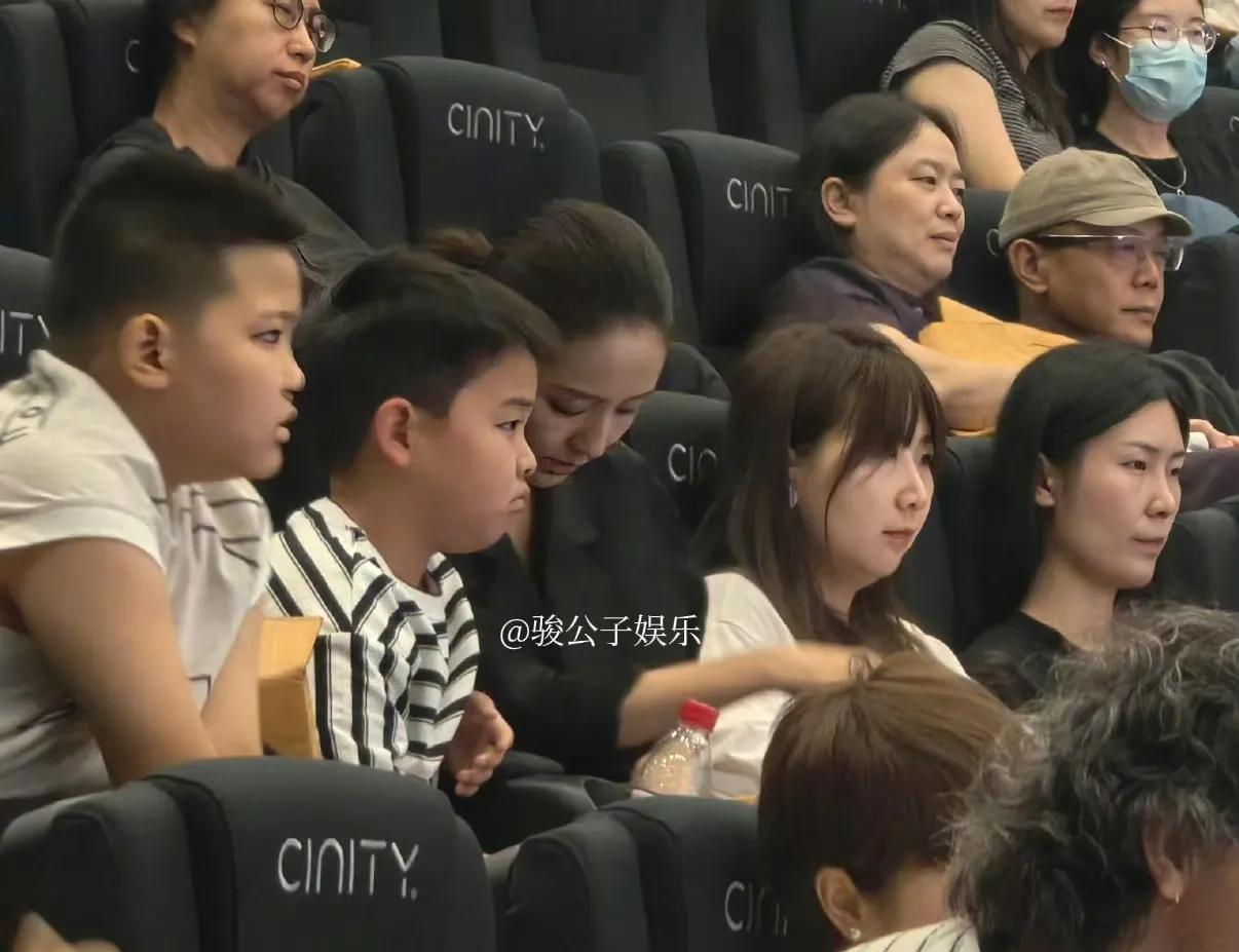佟丽娅带儿子现身电影南京照相馆首映礼，朵朵看到感动之处情绪沉重起来，竟然哭了，佟