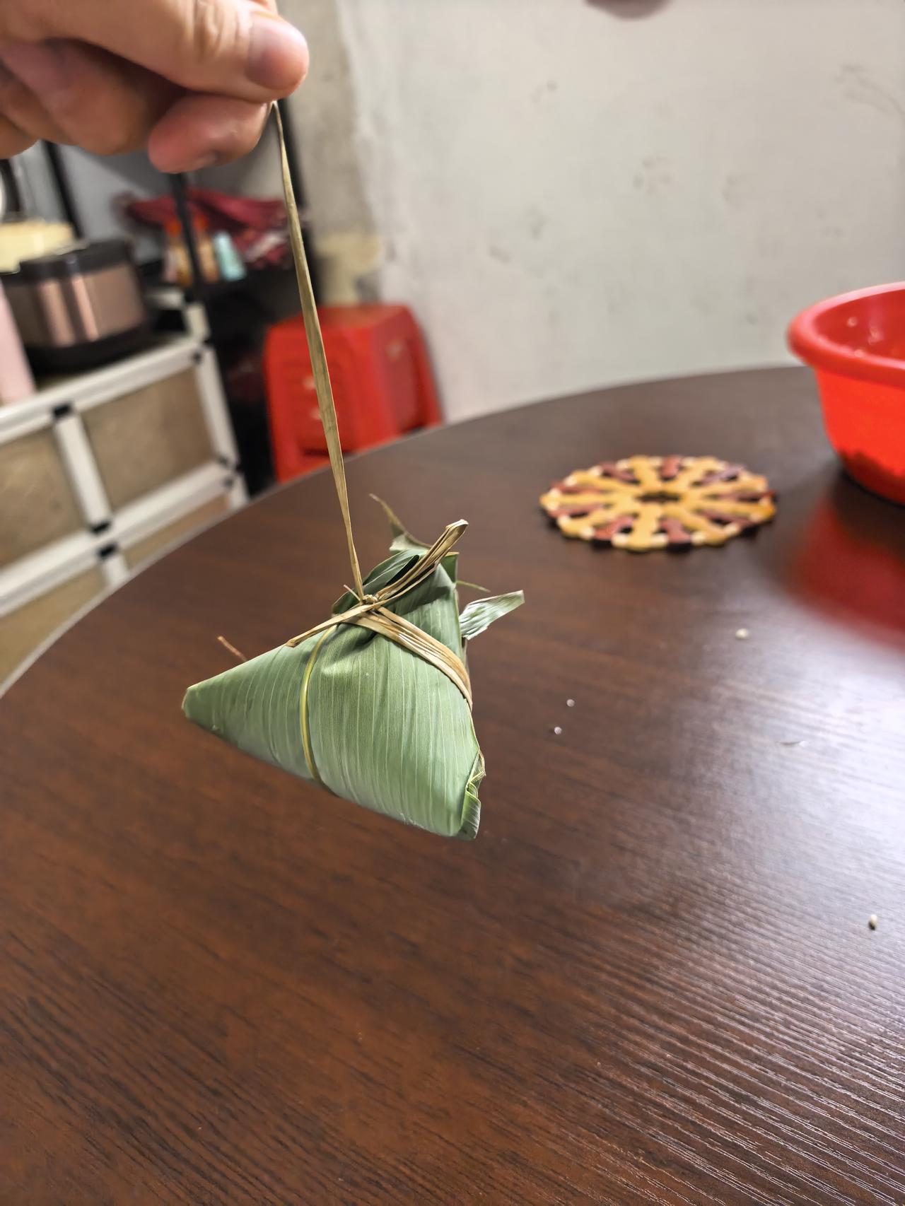 第一次包粽子，两个小时只包了17个，被我妈夸美了。今天回我妈家，23岁的我第一