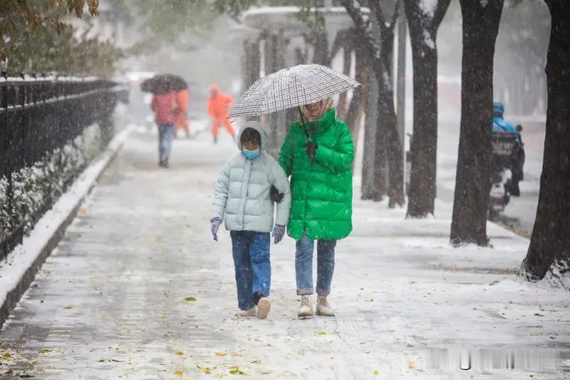 天津终于下雪了！据最新消息，受冷暖空气影响，天津迎来今年下半年首场降雪。12日