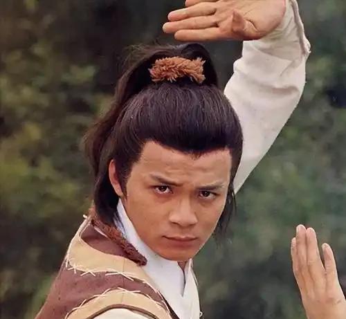 小时候追黄日华演的郭靖，觉得男人就该这样憨。后来看杨戬，冷脸带刀，帅得我半夜爬