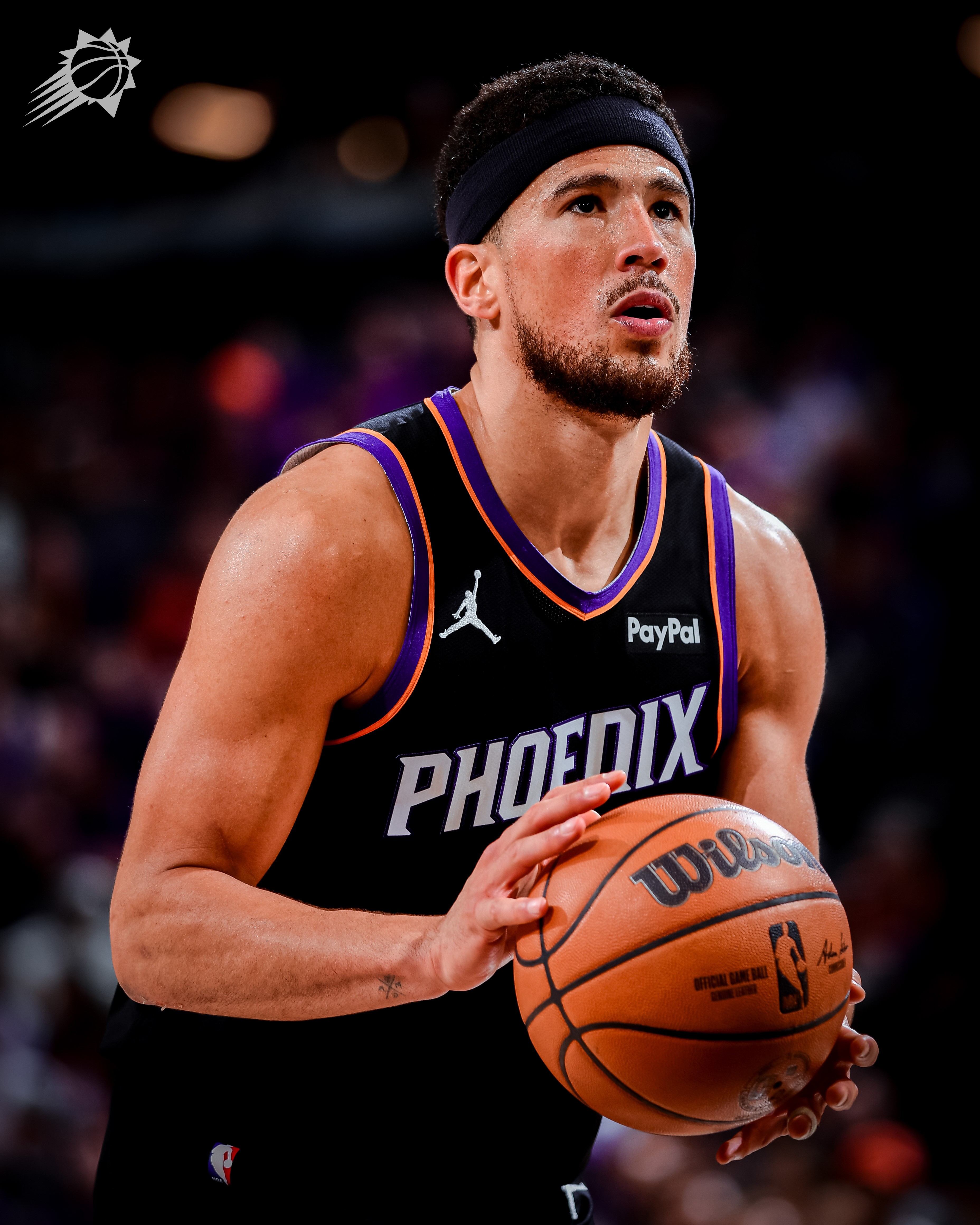 布克回顾了昨天最后的进攻选择：“我本可以自己强投来寻求加时，但我看到霍乐迪在防守