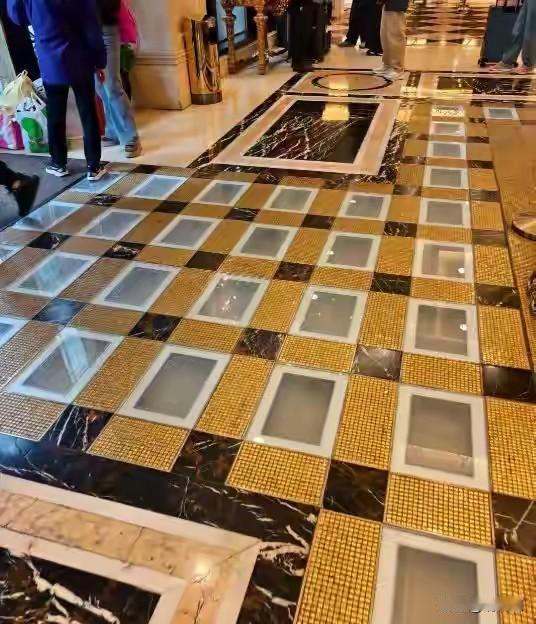 “连夜搬金‘与金价无关’，这大概是装修界最凡尔赛的理由了。”