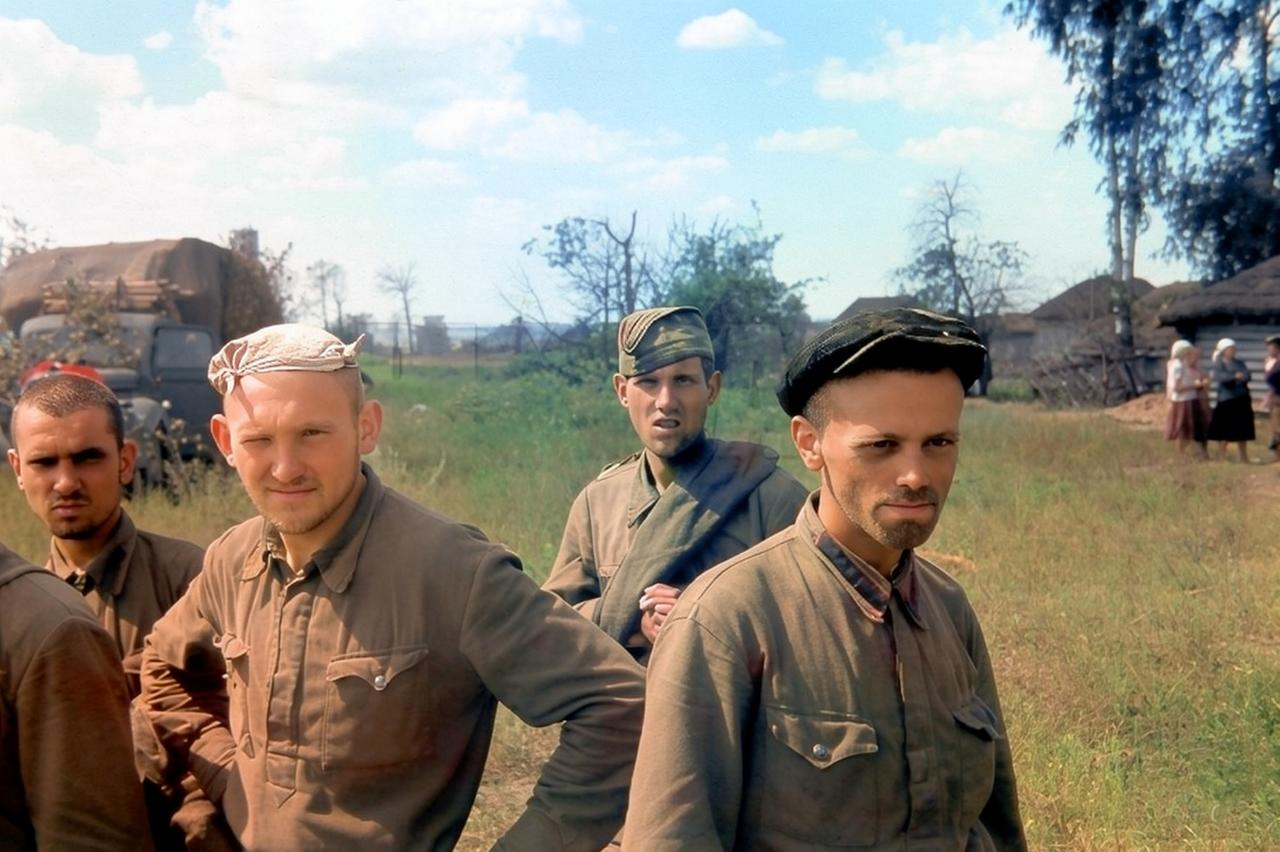 德军前线军官镜头下是苏联战俘，这组战地照片，出自第3装甲师的海因茨・雅默尔上