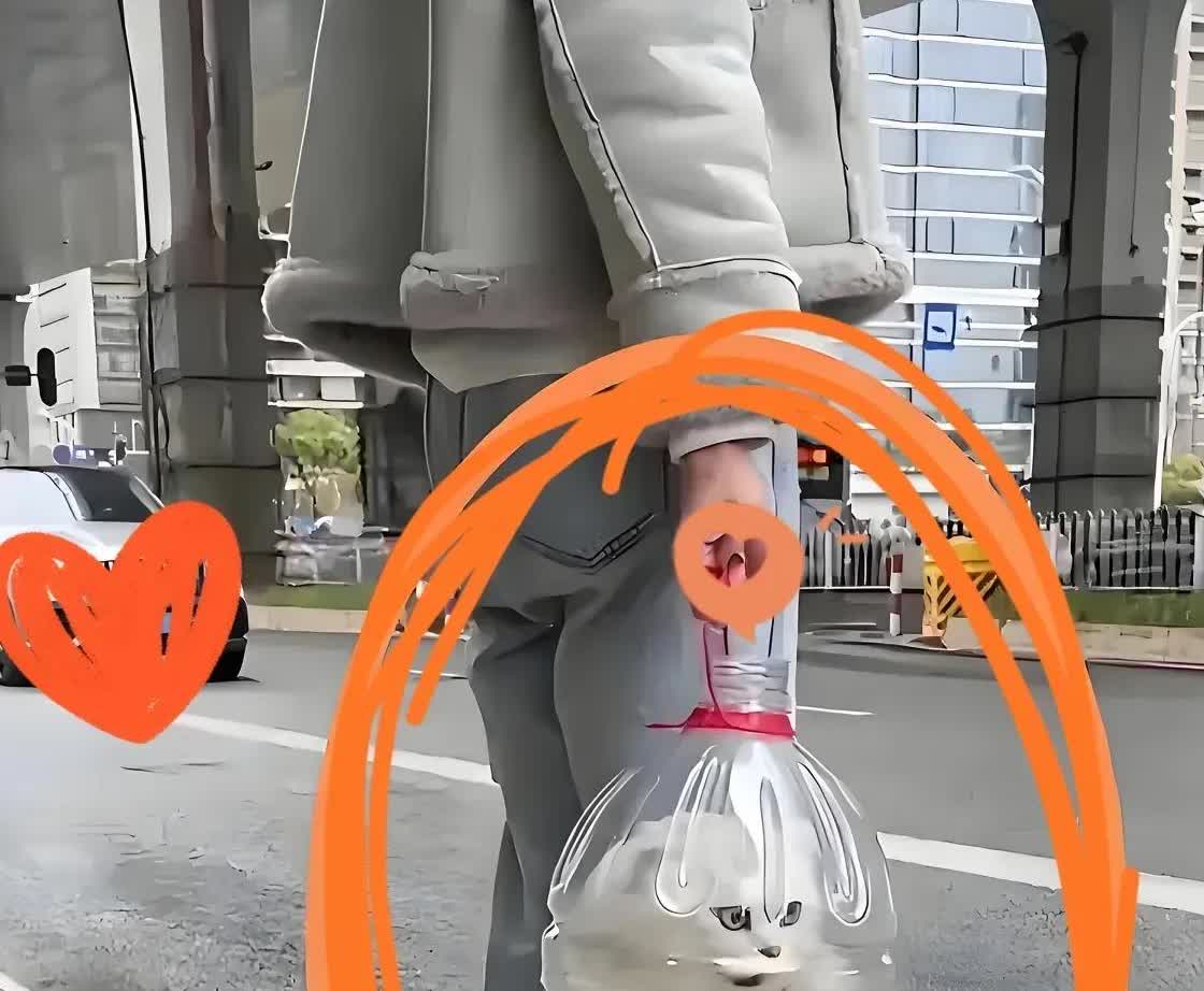 山西，一名女子在路边等车的时候，偶然发现一位女士的手里提着一个大塑料瓶，瓶里居然