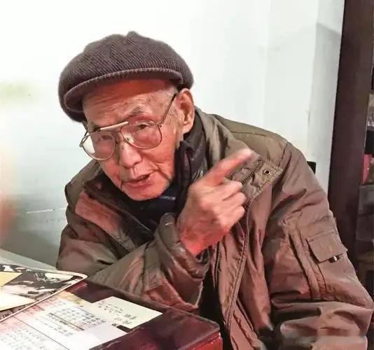 1947年俘虏越狱遇查岗：本以为死定了，一句话竟救了自己一命1947年的华