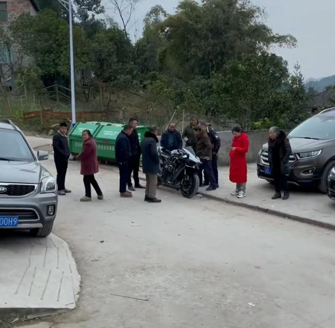 有车还骑摩托车回家过年，到底是显摆还是过瘾？今年过年回村，我发现一个特别有意