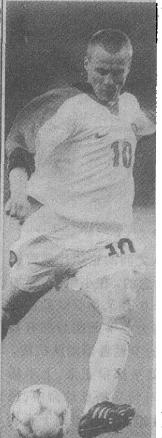 甲A联赛进行到1999年，但我们已经和两个世界级球星擦肩而过了。如果说徐根宝拿着