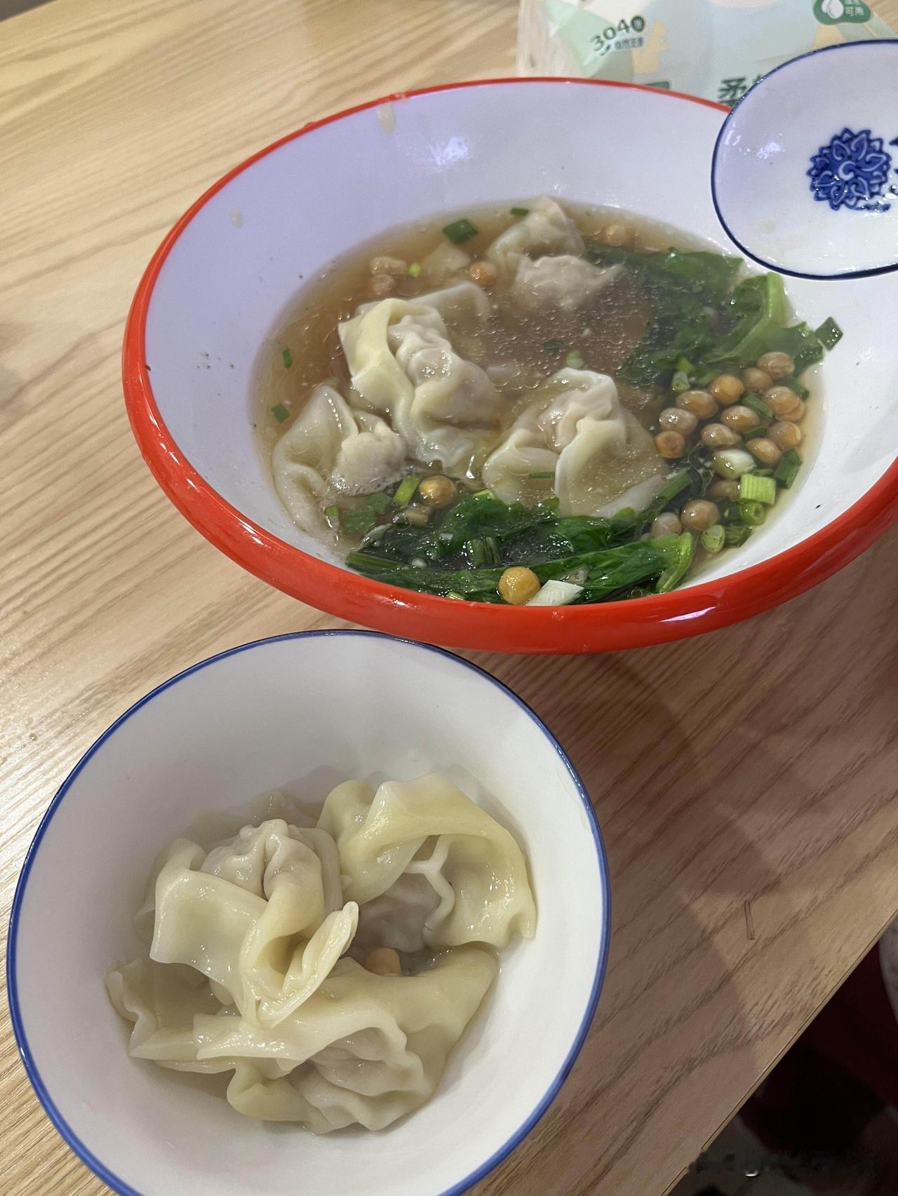 晚上娃想吃馄饨，我就带着去外面吃了，去了一家我常去的面馆，她家也有馄饨，我问一两