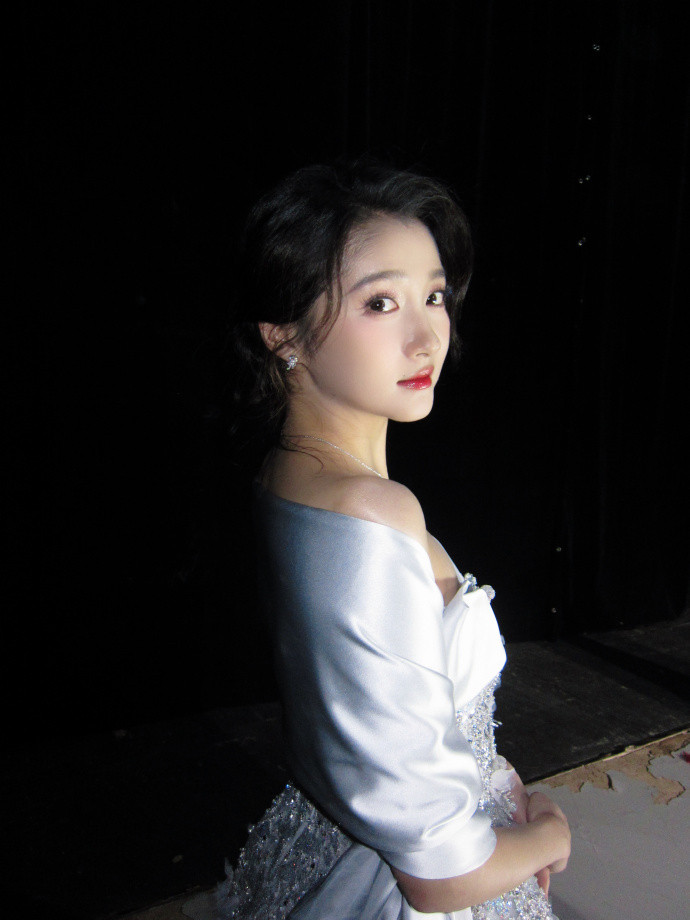 关晓彤这真是时装秀来的,一套一个风格,好绝🤩