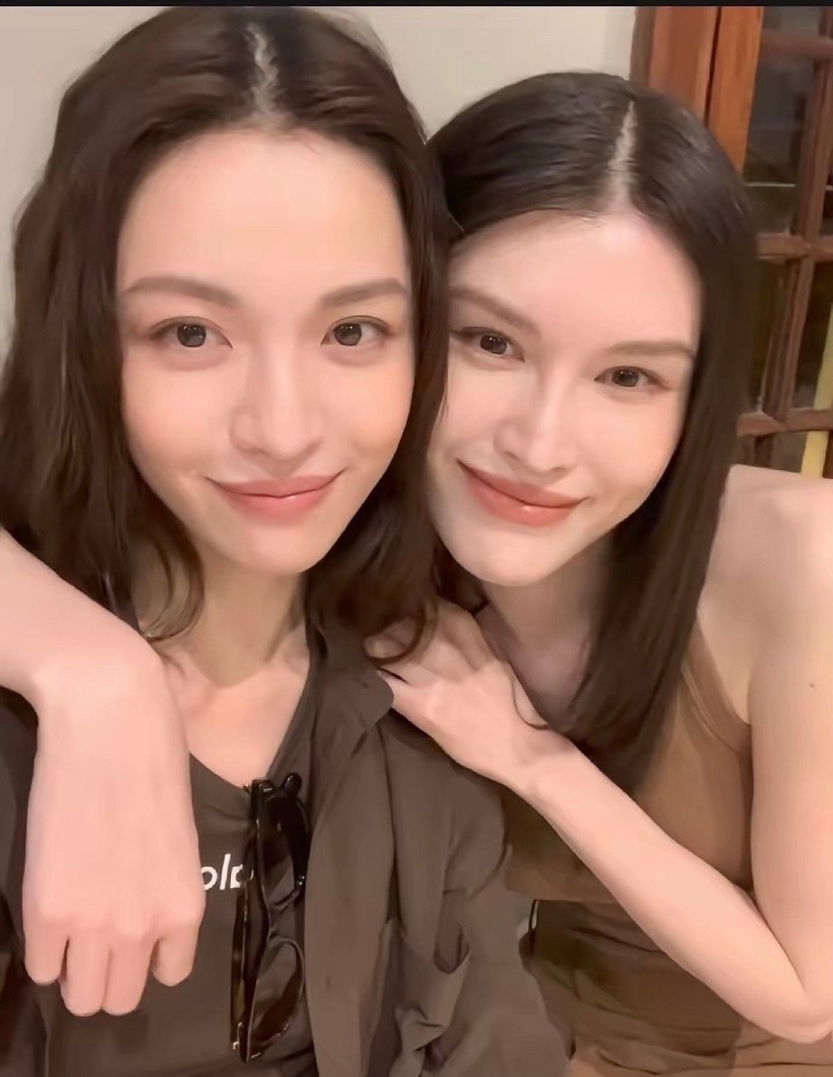 内娱两大女神同框现场！钟楚曦和何穗现身线下品牌活动，统一棕色系穿搭却穿出完全不一样的风格。钟楚曦慵懒