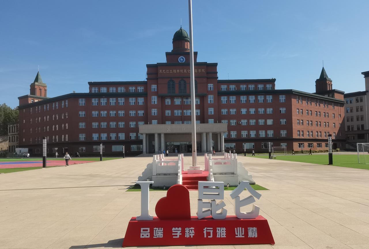 太羡慕大学生的就餐环境了！今天去二龙山风景区游玩，正好路过昆仑旅游学院。我和老婆