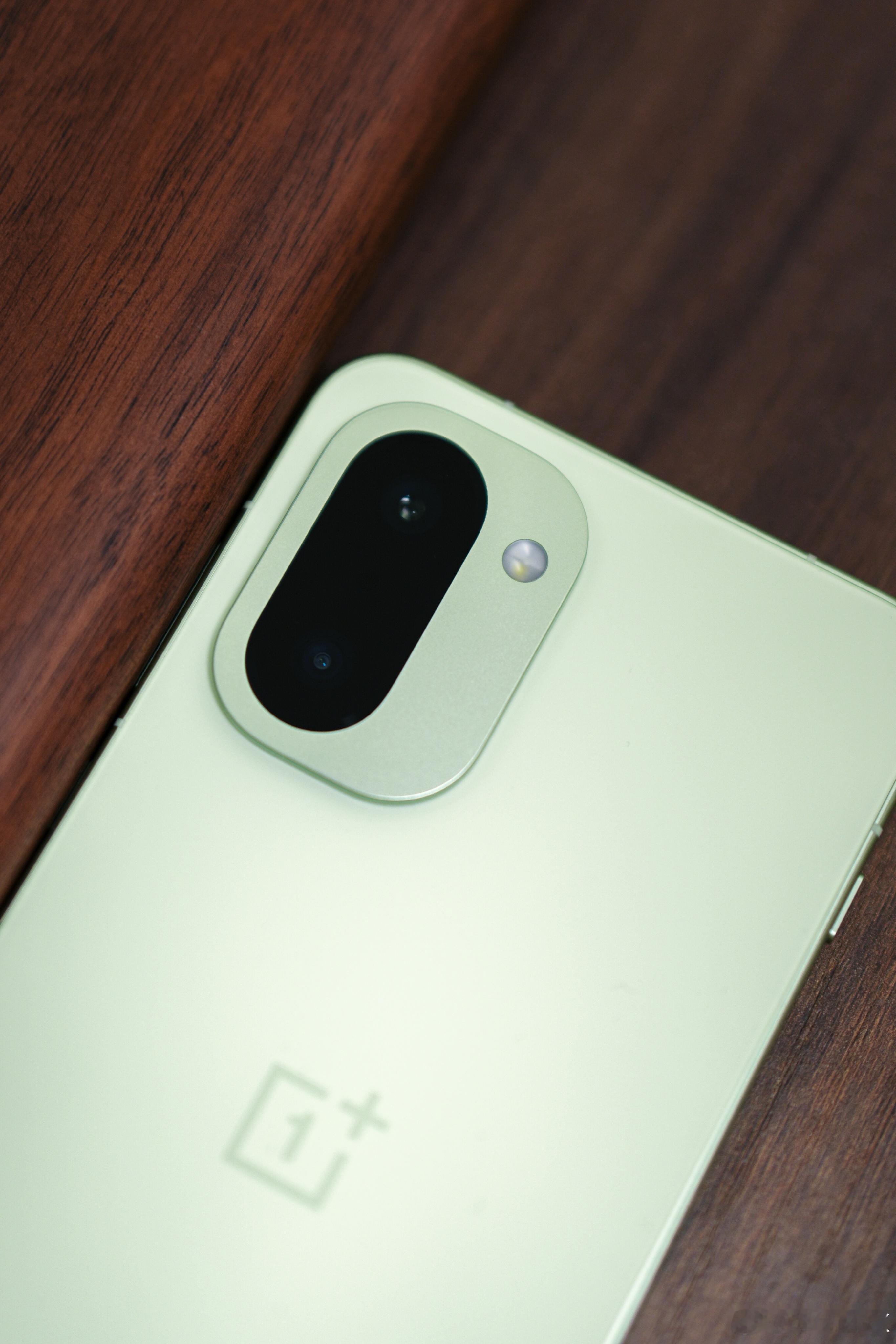 一加Ace6T掠影绿好看又能打！