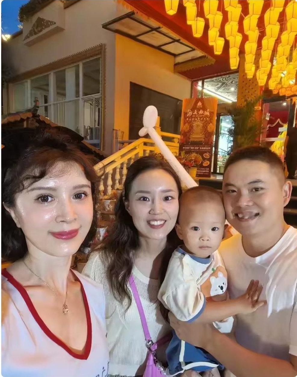 金巧巧私下被偶遇，蚂蚁腰细得吓人，脸上笑起来总觉得哪不对劲
