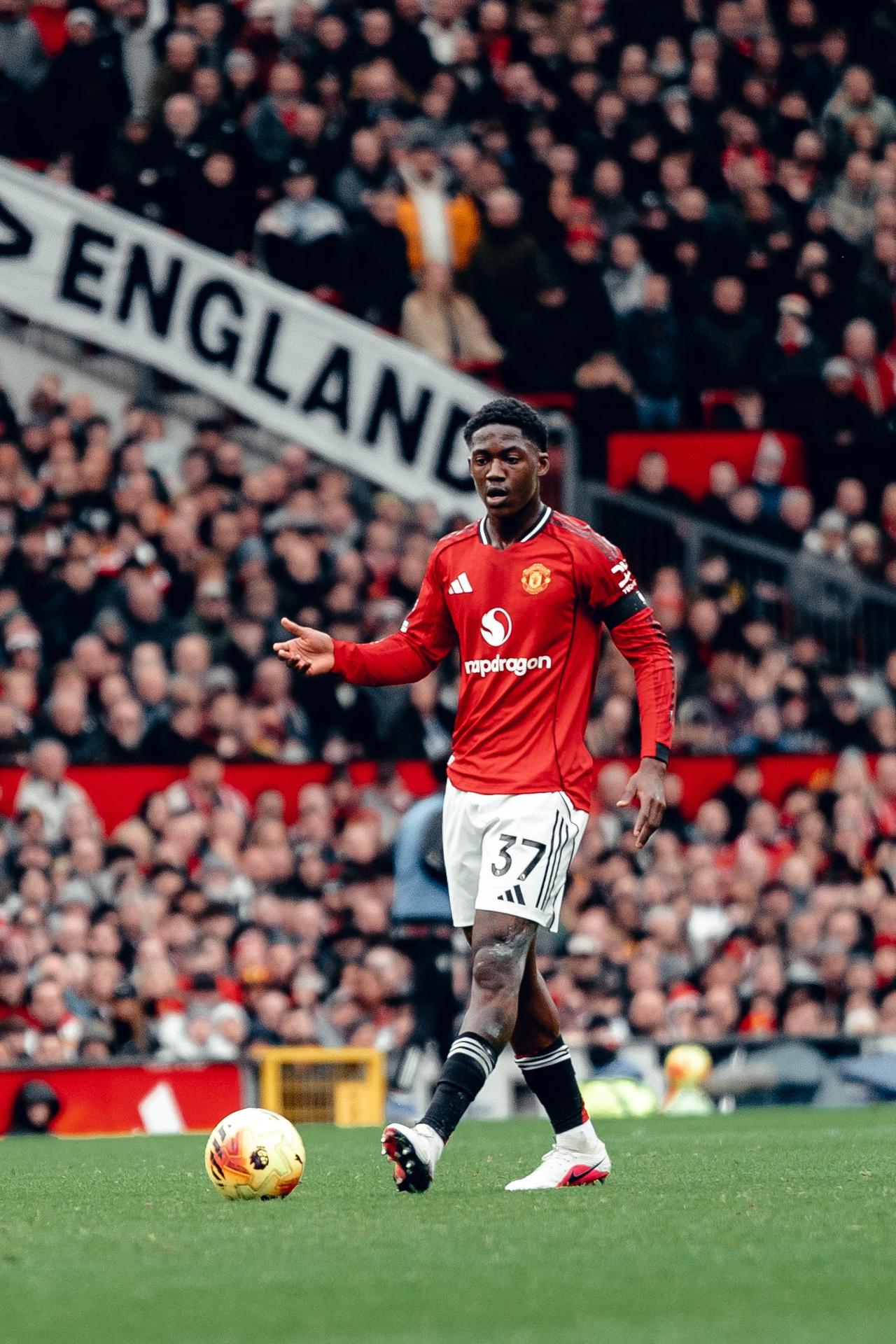 梅努对阵热刺的比赛数据👇：94%传球准确率95次触球24次持球推进4次