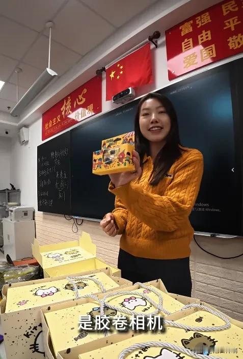 内蒙90后女班主任自掏腰包近5000元给全班41个学生买毕业礼物，手写41封“不