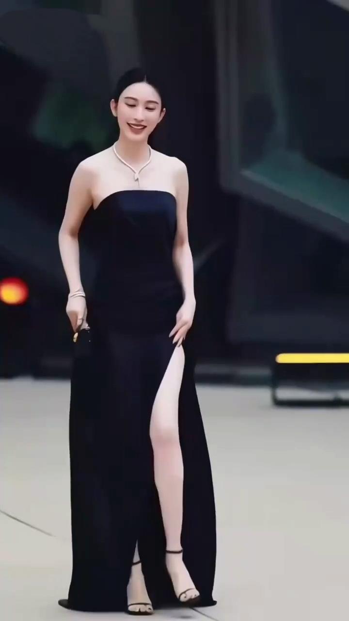 张俪这身材太绝了，曲线迷人，美腿又长又直！[赞][赞][送自己一