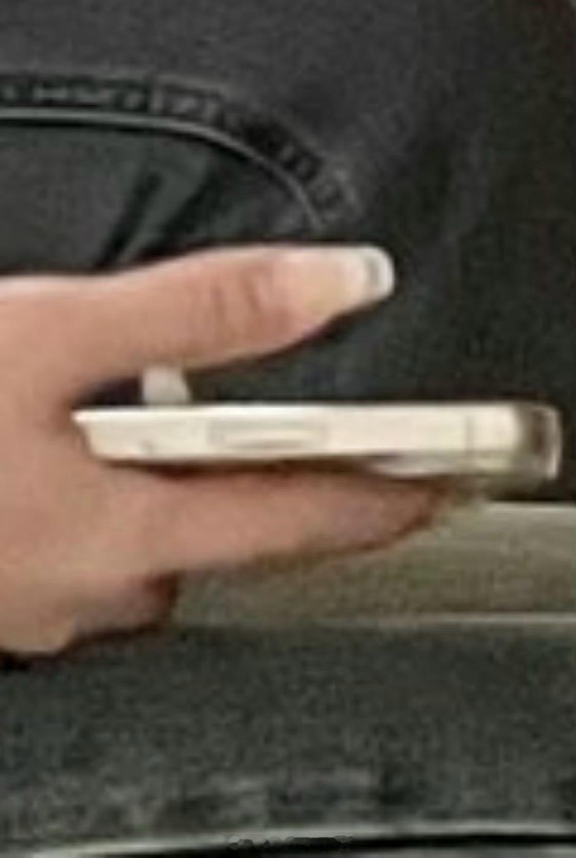 嘴上说不要，身体都是诚实的，私底下都在偷偷玩iPhone！上半年国内手机销量TO