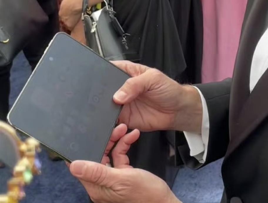 15999元起的iPhoneDuo，苹果首款折叠屏，为了压折痕上了纳米纹理雾面屏。结果呢？屏幕像蒙了