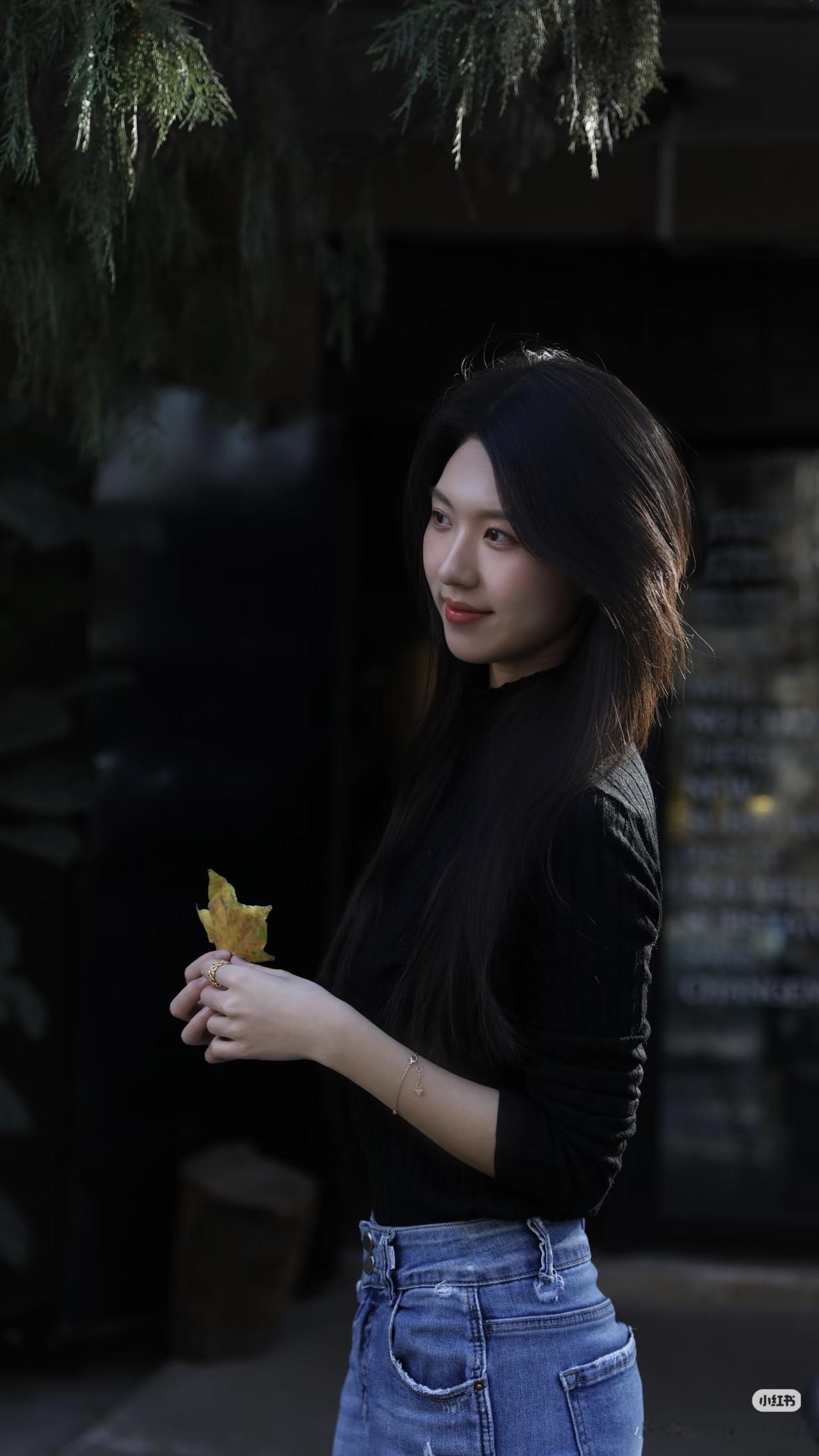 秋叶轻摇，美人含笑。