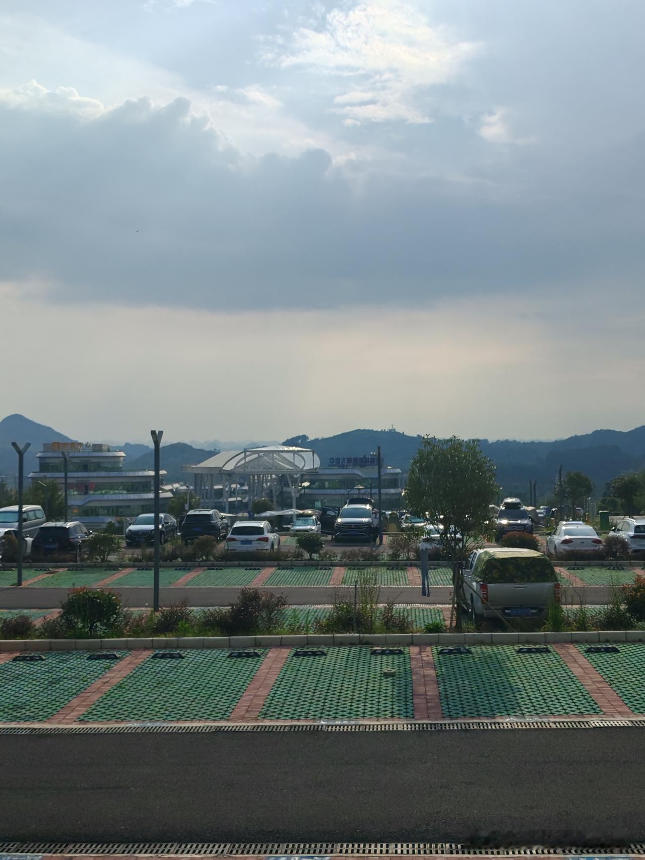 贵州黔南州免费露营地1、可以免费停车，停车位平整，车位充足2、有卫生间，24