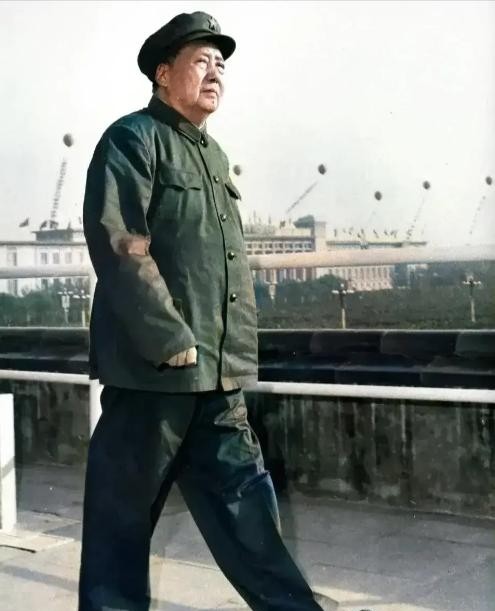 1949年，毛主席正要下令，让解放军渡过长江，解放南京，斯大林却发来一封电报：要