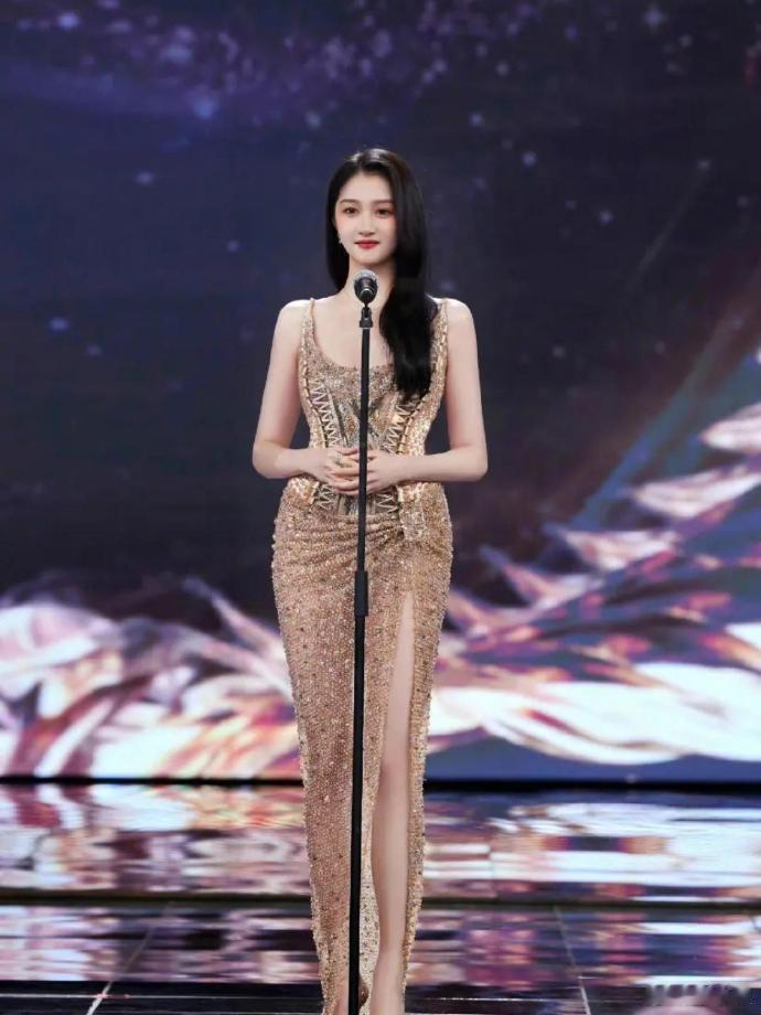 单看关晓彤骨架就显得很大在人群中的关晓彤骨架看起来就没那么大