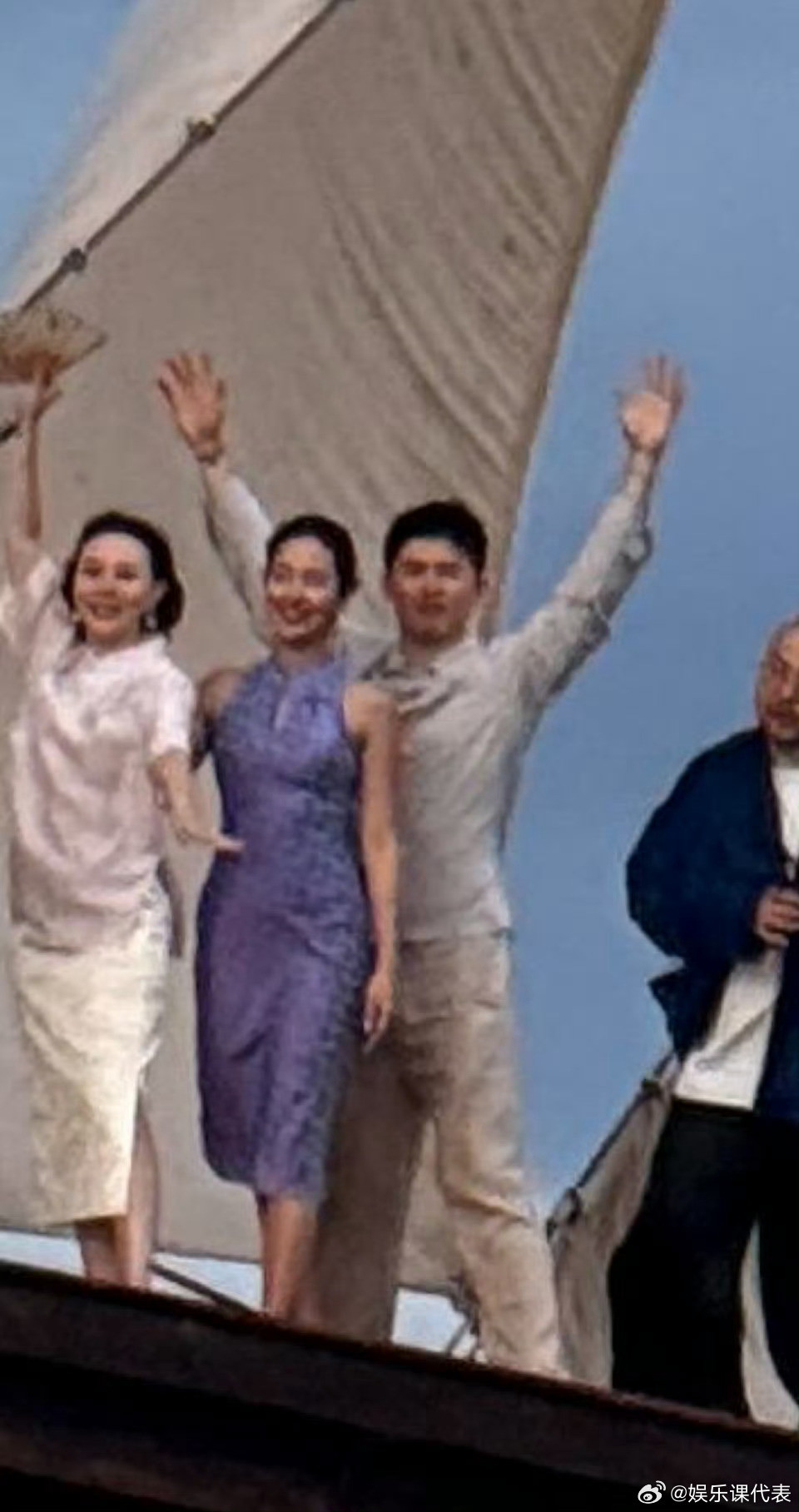 杨采钰与老公合照杨采钰晒与老公合照杨采钰社交账号晒出与老公合照，两人在一堆大合