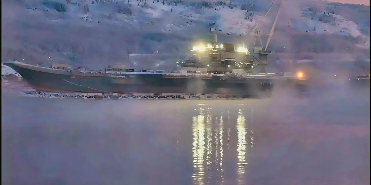 这是俄罗斯海军唯一航母“库兹涅佐夫”号在摩尔曼斯克第35船舶修造厂的维修画面，看